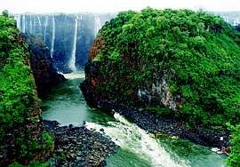 [Viktriine vodopdy a rieka Zambezi.]